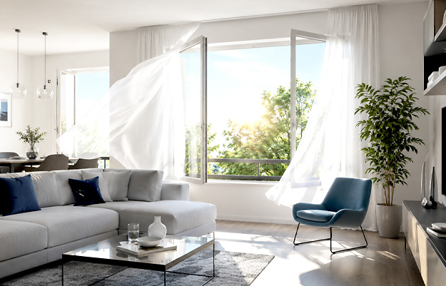 Moderne Wohnung mit offenem Fenster zum Lüften.